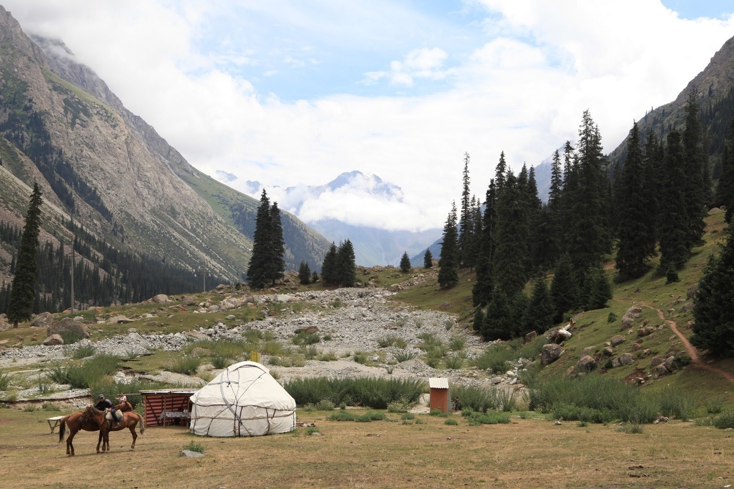 Quanh hồ có những thành phố, thị trấn hay những ngôi làng truyền thống với những ngôi nhà, vườn trái cây trĩu quả và những đàn gia súc.