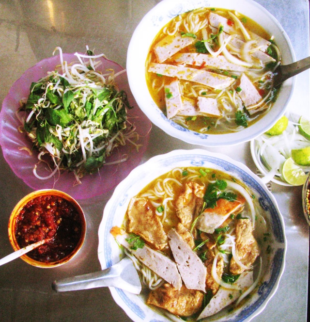 Đến Quy Nhơn, thưởng thức nhiều đặc sản xứ Nẫu như nem chả, bánh xèo tôm nhảy, hải sản… đặc biệt không thể bỏ qua món bún chả cá và bánh canh chả cá. Hai món ăn này có mặt ở mọi quán hàng từ bình dân đến sang trọng ở phố biển Quy Nhơn.  Bún chả cá Quy Nhơn có gì ngon? Phải ăn mới thấu được vị ngon từ món ăn bình dân xứ biển này. Món bún ngon phải ngon từ nguyên liệu đến cách chế biến, món bún chả cá Quy Nhơn cũng vậy.