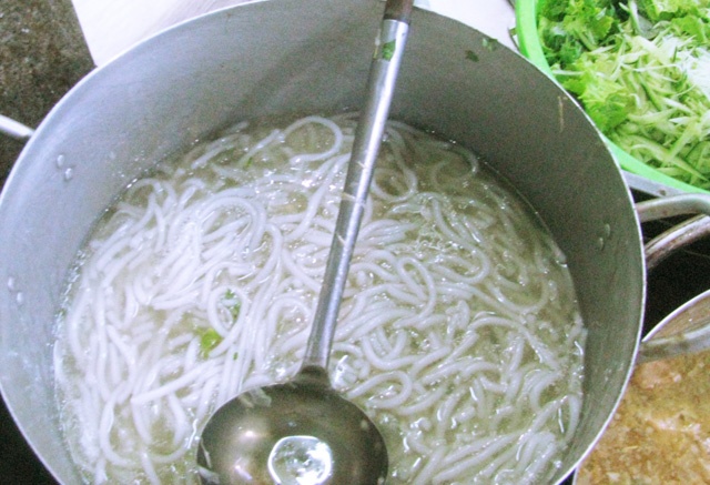 Thứ hai, nước lèo nấu bún không phải từ xương heo mà được ninh từ xương cá tươi cho thêm hành tím, quả thơm, nước trong veo, ngọt mà không bị tanh.Thứ ba, tô bún chả cá phải ăn kèm với đủ loại rau xanh gồm xà lách, hành, ngò, rau muống chẻ, bắp chuối. Một tô bún chả cá Quy Nhơn ngon đúng điệu chính là sự hòa quyện giữa bún, chả cá, nước lèo và rau ăn kèm, thêm chút chua của chanh, cay của ớt.