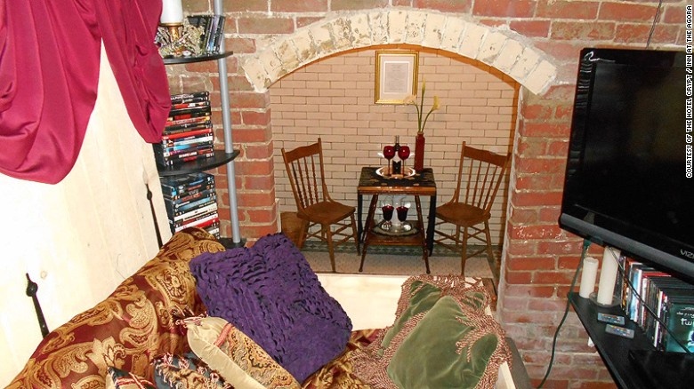 Phòng mộ giữ nguyên những vật dụng ban đầu của chúng, tuy nhiên vẫn được thêm những tiện nghi hiện đại. Đó là một chiếc tivi 32 inch đi kèm với băng của 60 bộ phim kinh dị, để du khách có thể xem giải trí trong trường hợp họ không dám ngủ.