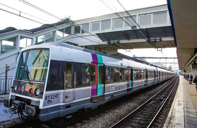 Dành cho những người yêu Paris  Paris tháng 2 đến tháng 6 thời tiết khá lạnh, nhưng có thể chịu đựng được. Tháng 5 đến tháng 6 thì nhiệt độ lạnh đã giảm nhiều, lý tưởng để đi dạo vì đến khuya khoảng 22g trời vẫn sáng, còn ban ngày thì 5g trời đã có nắng.  Thích náo nhiệt thì hãy chọn mùa hè tháng 7. Còn nếu thích ngắm lá vàng như tôi trong tiết thu mát mẻ thì bạn có thể đến Paris vào cuối tháng 9 hay bước sang tháng 10.