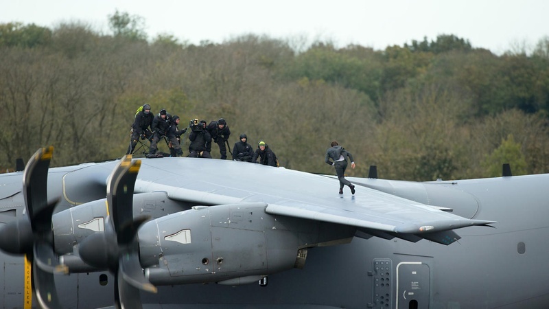 Có vẻ như Tom Cruise là một người nghiện những pha hành động mạo hiểm, người thích thực hiện cảnh quay mạo hiểm của mình. Ảnh: Christian Black.