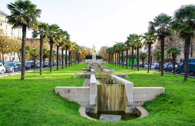 Một điều lưu ý rất tế nhị là ở Paris không có nhiều nhà vệ sinh công cộng và đều có thu phí. Nếu muốn tiết kiệm, bạn hãy đi tìm một cửa hàng bán thức ăn nhanh như KFC hay McDonald, các cửa hàng này luôn có toilet miễn phí cho khách hàng.  Với tôi, Paris đẹp nhưng chỉ để nhìn và ngắm. “Kinh đô ánh sáng” này sẽ rất đắt nếu bạn thích mua sắm và thưởng thức ẩm thực kiểu Pháp.