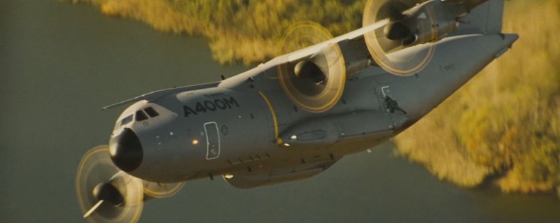 Trong Rogue Nation (Quốc gia bí ẩn) anh đã tự đặt mình vào một tình huống rất nguy hiểm, khi treo người bên mặt ngoài của một chiếc máy bay vừa cất cánh. (Ảnh gốc của hãng phim Paramout Pictures)