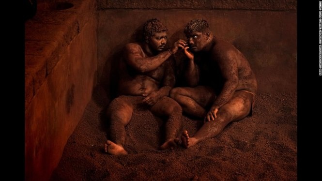 Kushti - một nghi thức truyền thống đấu vật trong bùn của Ấn Độ. Các đô vật sẽ nghỉ ngơi và massage thư giãn trong hầm đất sét để thả lõng cơ sau những buổi đấu vật mệt mỏi. Ảnh đoạt giải khuyến khích của Alain Schroeder/hạng mục Spontaneous moments.