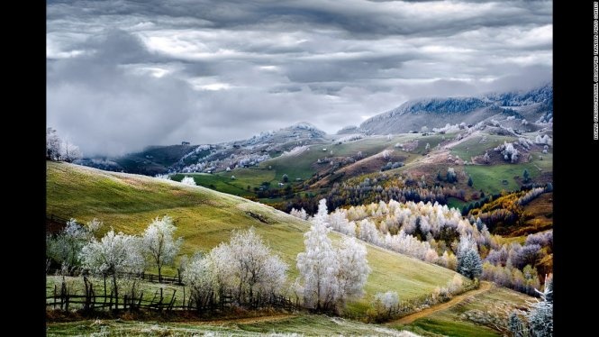 Khung cảnh sương trắng trên làng Pestera tại Romania. Ảnh đoạt giải khuyến khích của Eduard Gutescu/hạng mục Outdoor scenes.