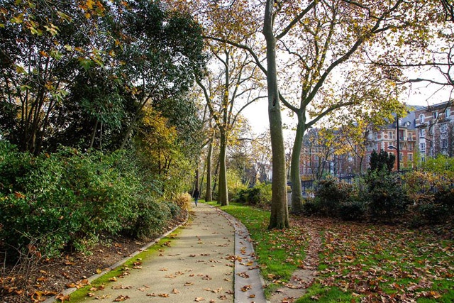 Còn riêng với tôi, ngoài nắng vàng và những hàng cây vàng lá, tôi sẽ không còn phải xếp hàng thật dài nếu muốn tham quan những địa danh nổi tiếng.