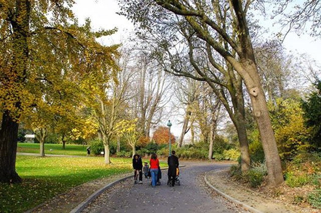 Như đã thông báo, vào sáng ngày 1/6, các nhà chức trách của thủ đô Paris đã cho tiến hành cắt bỏ các ổ khóa tình yêu treo trên cầu Pont de Arts và ra lệnh cấm du khách tiếp tục móc khóa vào hàng rào mắt cáo dọc theo hai bên thành cầu. Điều này là do lỗi của những bộ phim lãng mạn, tuy thu hút khách du lịch nhưng đã khiến nhiều thành cầu bị gãy (Pont de Arts được UNESCO công nhận là di sản thế giới) nên khi đến đây tôi không còn thấy những ổ khóa tình yêu. Nhưng Pont des Arts vẫn là một nơi lãng mạn dành riêng cho xe đạp và khách bộ hành dạo mát.