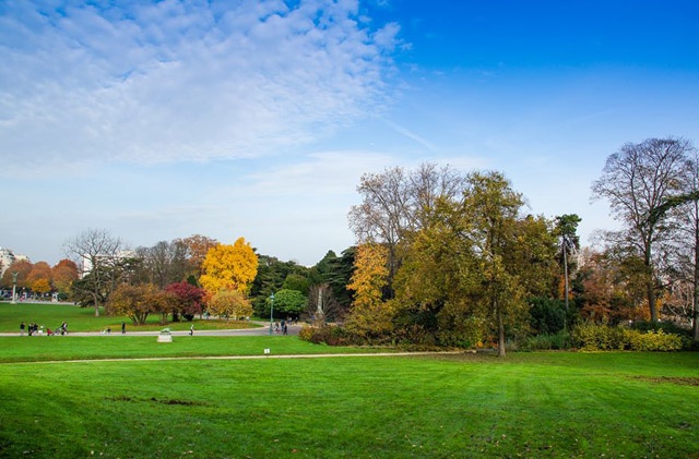 Paris là kinh đô của nước Pháp, mà kiến trúc Pháp thì hiện diện trong nhiều kiến trúc cổ ở Việt Nam, nên khi đến Paris, bạn có thể sẽ thấy rất quen. Quen vì sự cổ kính của nhiều ngõ nhỏ, những con đường lát đá có số tuổi hàng trăm năm. Quen ở từng góc phố, những quán cà phê nhỏ bé, bàn phủ khăn với những giỏ hoa sắc màu sặc sỡ, mùi cà phê thơm và mùi bánh nướng. Quen vì đã thấy rất nhiều trong các bộ phim lãng mạn, và cả trong sách văn học.