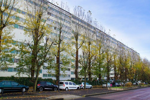 Nói đến Paris là nói đến bầu trời trong xanh mùa thu, với hai bên là những khách sạn cổ, chỉ cao khoảng 5 tầng. Nhưng có giá đắt khủng khiếp vì nằm trong quận 16, quận trung tâm của Paris.  Ngoài màu vàng của lá và nắng, Paris rất ít nhà cao tầng. Tất cả không gian quanh tháp Eiffel Paris cứ trải dài ngút ngàn màu mây trời, và cả màu của tường vôi vàng truyền thống. Vì theo những người Paris gốc thì Paris lấy màu vàng là màu sơn chính của các tòa nhà.