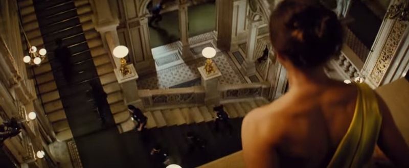 Quốc gia tiếp theo là Áo: Nhà hát Opera ở Viên là địa điểm cho một vài cảnh quay. Một trong số đó có cảnh Tom Cruise và Rebacca Ferguson nhảy từ mái nhà của tòa nhà xuống. (Ảnh gốc của hãng phim Paramout Pictures)