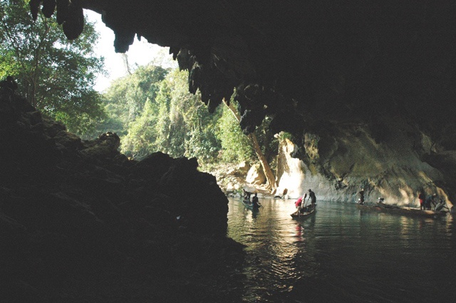Động Khong Lor: Hang động có chiều dài gần 8km, chiều rộng của dòng sông hơn 20m và phần mái cao hơn 50m tính từ mặt sông. Du khách có thể thoải mái chèo thuyền đi sâu vào trong hang động và khám phá những khối thạch nhũ, măng đá, chuông đá… đồ sộ, huyền ảo.