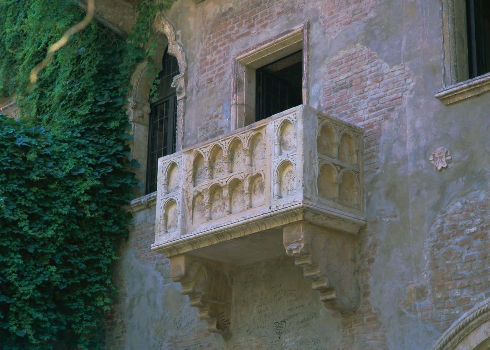 10. Verona, Ý: Nằm ở miền Bắc nước Ý, Verona đã  được UNESCO công là di sản thế giới. Thành phố cũng là một trong những điểm đến du lịch Ý  hấp dẫn với những di tích lịch sử văn hóa, công trình kiến trúc độc đáo như Đấu trường La Mã (Roman Arena), quảng trường La Mã Piazza delle Erbe, tháp Lamberti...