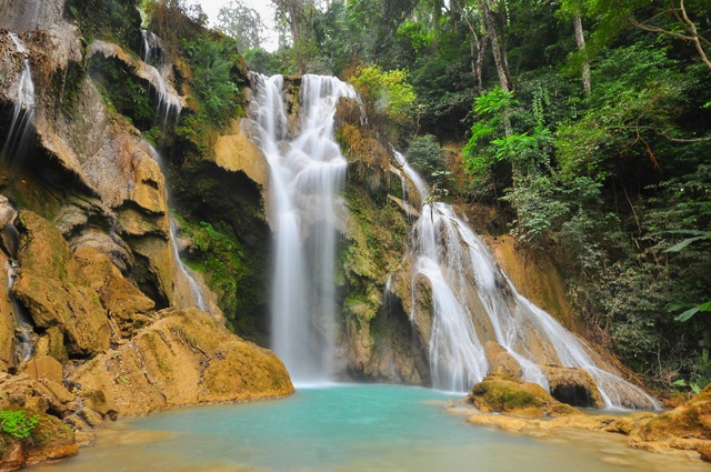 Thác Kuang Si: Chuyến viếng thăm cố đô Luang Prabang không thể trọn vẹn nếu không ghé thác nước Kuang Si. Ngọn thác rộng lớn, có nhiều hồ nước và suối này là nơi bạn có thể thỏa thích bơi lội trong làn nước xanh ngọc bích.