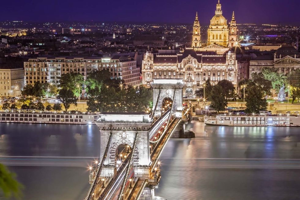 Budapest, Hungary: Là một điểm du lịch với giá rẻ quanh năm. Nhiều du khách sẽ cảm thấy thích thú với các nhà thờ và lâu đài nơi đây. Tuy nhiên, bể tắm nước khoáng nóng mới chính là điểm thu hút du lịch của địa danh này.