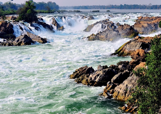 Thác Khone Phapheng: Đi về phía Nam đảo Don Khong, bên phải sông Mê Kông, bạn sẽ choáng ngợp trước phong cảnh của thác Khone Phapheng. Vào mùa mưa, dòng thác chảy xiết và nước sông dâng cao khiến thác mở rộng thêm 10km.