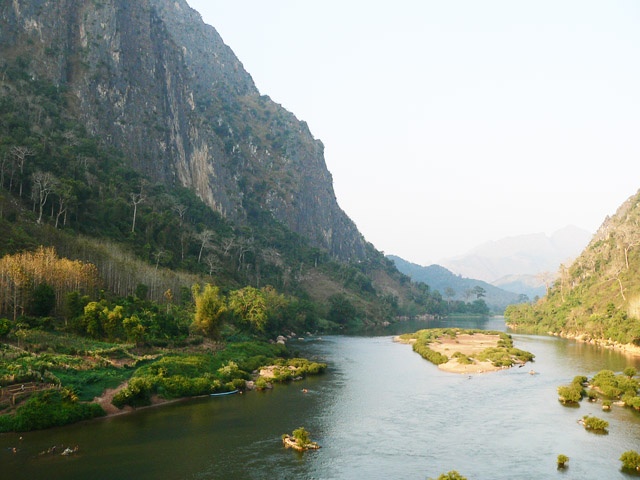 Hẻm núi Nam Ou: Được mệnh danh là Grand Canyon của Lào, Nam Ou mang đến cho du khách cảm giác mới lạ khi đi thuyền trên con sông từ tỉnh Pongsaly đến cố đô Luang Prabang, chiêm ngưỡng vách núi dựng đứng kỳ vĩ và làng chài thanh bình ven sông. Từ Nam Ou, bạn có thể ghé thăm động Pak Ou nổi tiếng với các bức tượng Phật.