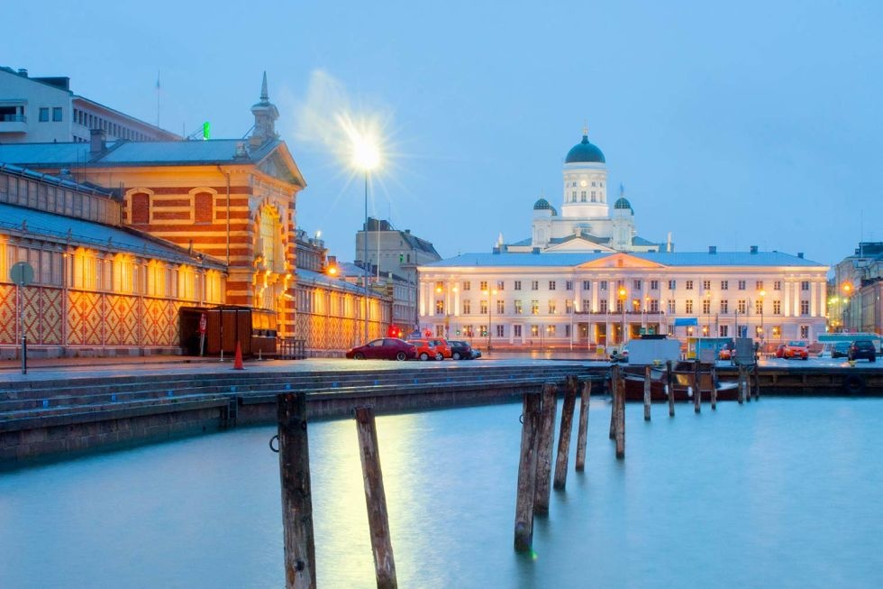 Helsinki, Phần Lan: Điểm nổi bật nhất của Helsinki đó là khu vực quanh bến cảng với chợ trời và Kauppahali (Old Market Hall) nơi du khách có thể thưởng thức đồ ăn Phần Lan và mua đồ lưu niệm. Ngay cạnh đó là công viên Espalanadi – lá phổi xanh của thành phố và quán càphê nổi tiếng nhất ở thủ đô. Từ bến cảng đi lên một chút là nhà thờ Oxthodox nổi tiếng, quảng trường nghị viện, nhà thờ Trắng và nhà thờ đá.