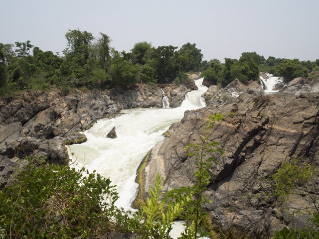 Thác nước Tat Somphamit: Thác Tat Somphamit còn được biết đến với tên gọi thác Li Phi. Dòng thác kéo dài 1,5 km cuồn cuộn chảy khiến bạn phải sững sờ khi có dịp ngắm nhìn. Để chiêm ngưỡng vẻ đẹp của thác, bạn nên đến vào mùa mưa.