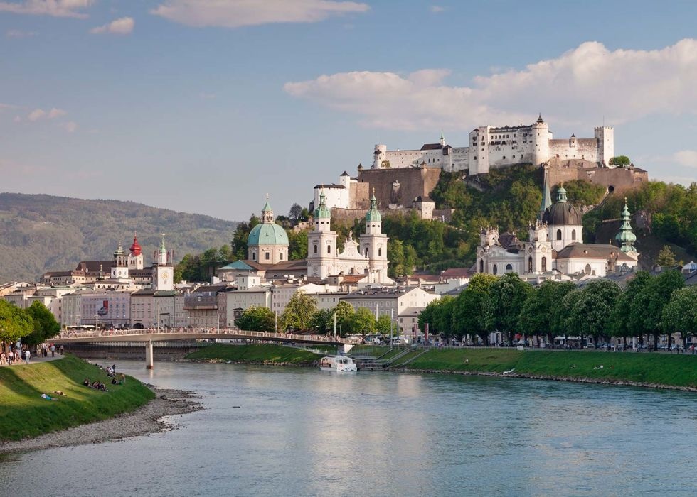 7. Salzburg-Áo: Salzburg nằm ở phía Tây nước Áo, sát với biên giới Đức, cách Munich chưa đến 300km. Tuy Salzburg nhỏ bé nhưng nơi đây lại có những cảnh đẹp làm say đắm lòng người bởi những công trình kiến trúc cổ kính được xây dựng từ hàng trăm năm trước và những cảnh đẹp thiên nhiên chưa bị tàn phá bởi thời gian như: Công viên quốc gia Hohe Tauern, hồ Wolfgangsee, dòng sông chảy ngang qua lòng trung tâm thành phố, những đỉnh núi đẹp của dãy Alps hùng vĩ…