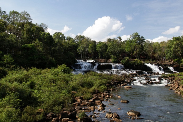 Cao nguyên Bolaven: Cao nguyên Bolaven nằm ở vùng cao miền Nam nước Lào, nổi tiếng với khí hậu mát mẻ, thác nước tuyệt đẹp, đất đai màu mỡ và các đồn điền cà phê tươi tốt. Mùa khô từ tháng 10 đến tháng 5 năm sau là thời điểm lý tưởng để khám phá cao nguyên và chiêm ngưỡng các thác nước ngoạn mục.