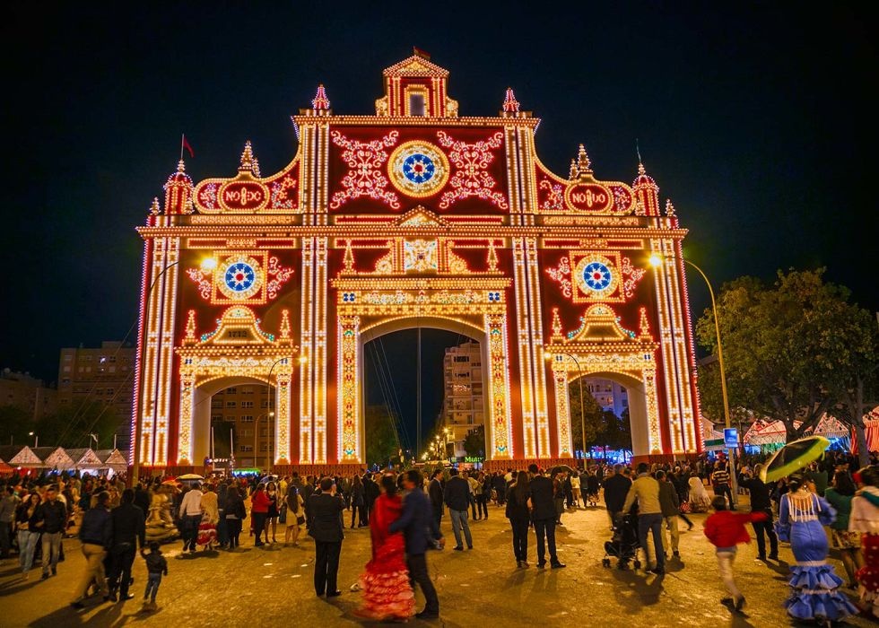8. Seville, Tây Ban Nha: Đến với Seville, du khách sẽ nhanh chóng bị thu hút bởi những khu phố cổ lãng mạn, những màn trình diễn bốc lửa và đẹp đến nao lòng của vũ công flamenco.