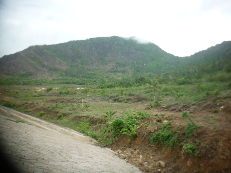 Dưới chân núi Ngọa Long Sơn đang xây dựng một hồ chứa nước rất lớn. Vừa phục vụ sinh hoạt cho người dân, vừa phục vụ cho Nông Nghiệp, và cũng sẽ là một điểm du lịch sinh thái trong tương lai.