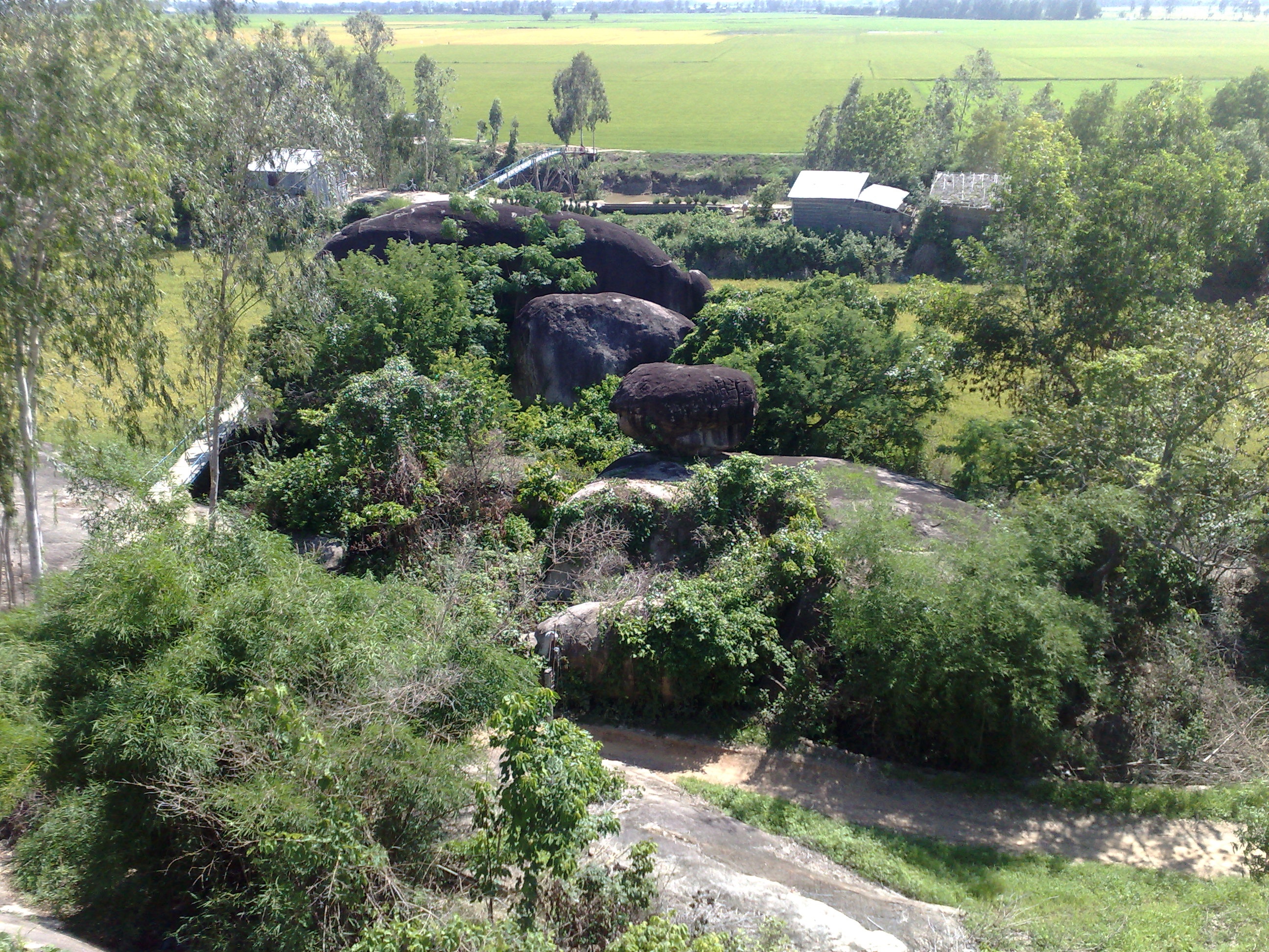 1/ Núi Thủy Đài Sơn ( Núi Nước) Núi Thủy Đài Sơn nằm cách thị trấn Ba Chúc chừng 2,0km về phía đi ra ngã ba Lạc Quới. Núi Thủy Đài Sơn là ngọn núi nhỏ nhất, và cũng là thấp nhất trong dãy Thât Sơn, với độ cao chỉ là 20m. Xung quanh hòn núi này khung cảnh thật đẹp, với những cánh đồng lúa chín vàng tươi, xa xa là dãy núi Ngọa Long Sơn ( núi Dài) nằm ngang phía trước. 