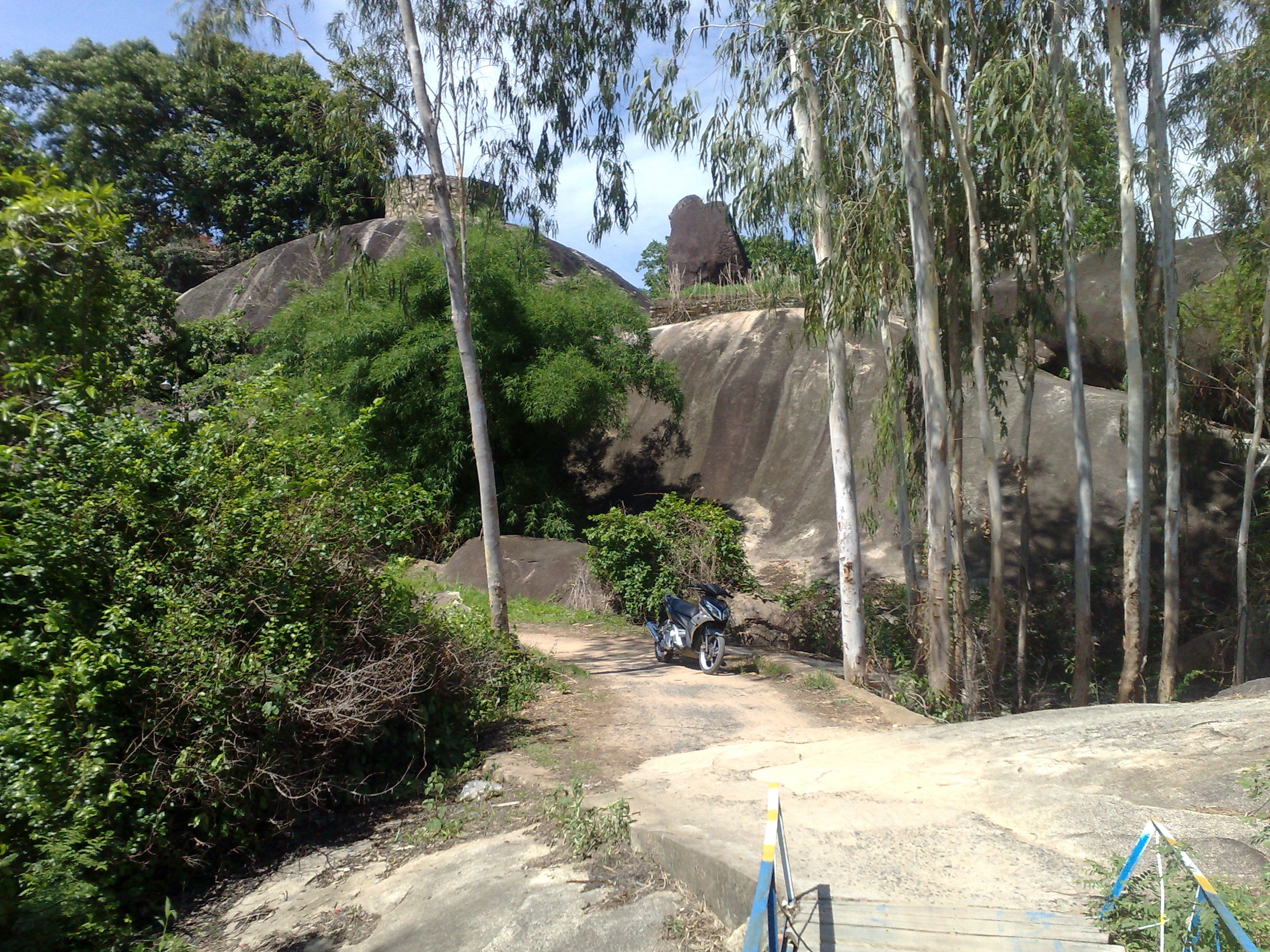 Chân ngọn núi nằm hoàn toàn dưới nước trong mùa lũ. Nên tên núi được gọi là Thủy Đài Sơn.