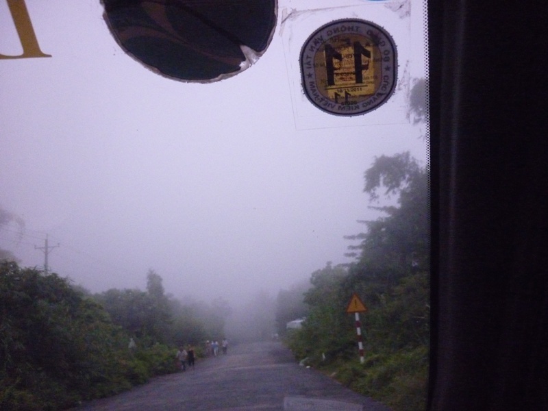 Và một đập ngăn nước vừa xây dựng hoàn thành xong, ngăn nước từ dòng suối Thanh Long, tạo thành một cài hồ rất lớn, để chứa nước phục vụ cho người dân trên núi. Là Hồ Thanh Long  Đường lên núi, sương mù thường phủ kín cả lối đi.