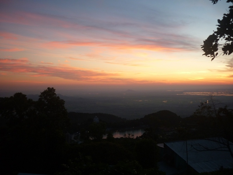 Lên điện Bồ Hong vào sáng sớm, khi ánh bình minh chưa ló rạng. Không khí trong rừng rất âm u, sương giăng mờ mịch, với cảnh rừng núi kỳ vĩ, quang cảnh như chốn Thần Tiên. Từng đám sương mù cứ cuồn cuộn bay lên trên đỉnh núi ( hình 16 ) Tương truyền, núi Thiên Cấm Sơn là núi Trời Cấm. Khi xưa vua Gia Long thất trận, bị quân Tây Sơn truy nã, có lúc lên núi này ẩn náu. Để tránh bị lộ nên các quan cấm không cho người dân lên đây, từ đó mà có tên núi Ông Cấm, hay là Thiên Cấm Sơn.