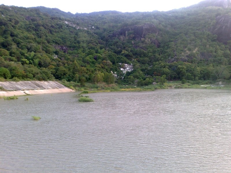 Núi Phụng Hoàng Sơn có địa thế rất đẹp, sơn thủy tuyệt vời. Lại nằm gần trung tâm Huyện, nên đây cũng sẽ là một nơi rất thu hút khách du lịch đến viếng núi. Đập ngăn nước Hồ Soài So đã được xây dựng xong. Cao trình bờ đê trên hồ rất cao, nên ở đây lúc nào cũng bốn bề lộng gió, với khí lạnh từ đá núi tạo ra, nên nơi đây lúc nào cũng có khí hậu rất mát mẻ, dù thời tiết bất kể là mùa nào.