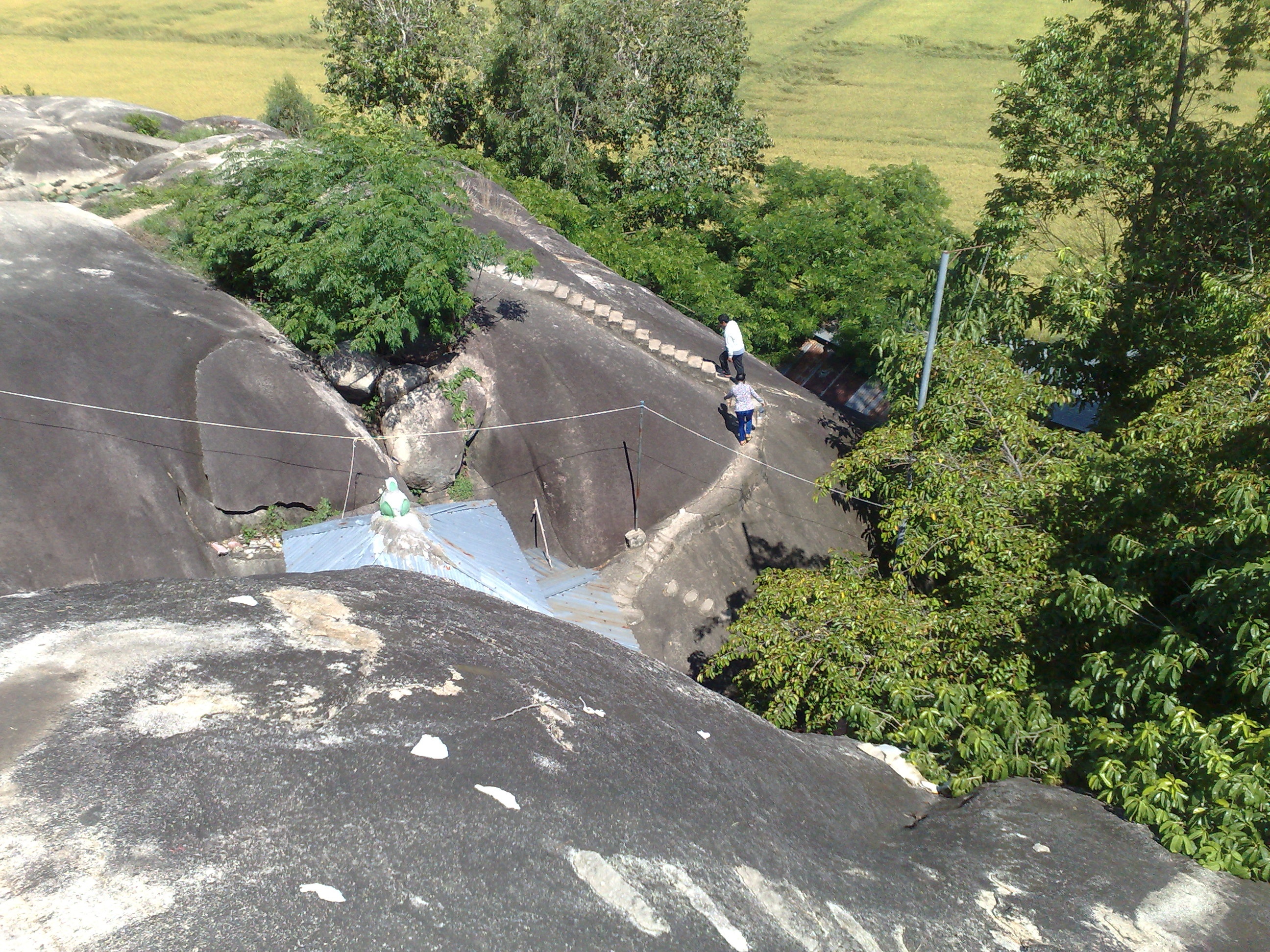 Vào mùa lũ thì nơi đây càng tuyệt vời hơn. Vì xung quanh là một biển nước mênh mông, chỉ còn lại là một hòn núi nho nhỏ nằm trơ trọi bên những cơn sóng vổ Dù ở độ cao rất là khiêm tốn. nhưng do nằm ở một khoảng không rất là rộng rãi, nên lúc nào gió nơi đây cũng thổi đến rất nhiều, tạo nên một không gian rất là thoáng đãng và mát mẽ trên đỉnh núi Điều đặt biệt những phiến đá nơi đây. Đều Bóng nhẳn và rất phẳng như bàn thạch, trông rất đẹp. Điều đó chứng tỏ, thời xa xưa ngọn núi này đã từng nằm dưới mặt nước trong một thời gian rất dài, nên áp lực của nước đã tác động trên những phiến đá. Tạo nên những mặt phẳng thật đẹp Những phiến đá bóng láng, có hình thể rất đẹp mắt, nằm rãi rác trên đỉnh núi.