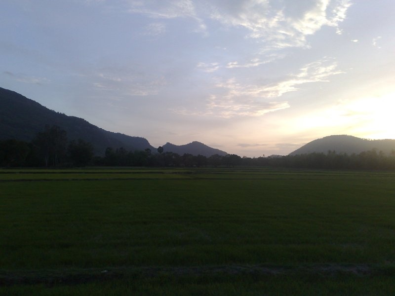 Khung cảnh bóng chìều tà nơi đây quả thực là quá đẹp- khiến lòng người cảm thấy thật thanh nhàn. 