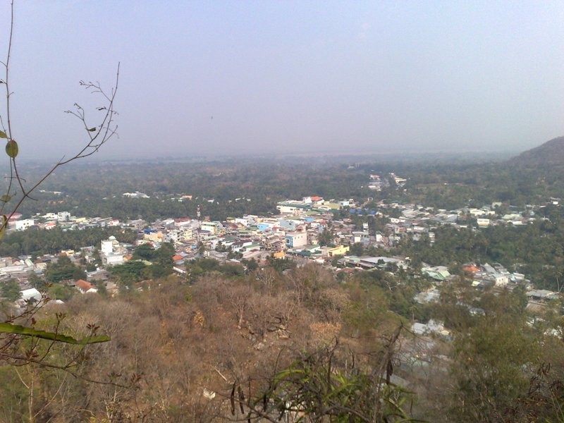 Từ trên núi, có thể nhìn bao quát một vùng đất rộng lớn của TT. Nhà Bàng.