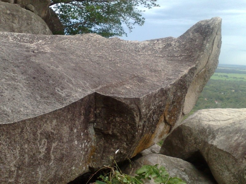 3/ Núi Anh Vủ Sơn ( núi ông két) Núi Anh Vũ Sơn có độ cao là =+225m. Dài L=1.100m Nằm cách chợ Nhà Bàng khoảng chừng 2,5km, về phía về Huyện Tri Tôn Nhưng cũng có một con đường do người dân thường đi lên núi kiếm củi được mở ra để lên đỉnh. Đoạn này ngắn hơn đoạn vào cổng chính. Điều thú vị, là đoạn này còn rất hoang sơ ít người qua lại, khung cảnh rừng núi còn vẻ nguyên sinh, nên rất đẹp và thanh tịnh. Có những phiến đá tao hình dáng tự nhiên rất đẹp trên núi. Một phiến đá có hình dạng như chiếc thuyền độc mộc trên lưng chừng núi.