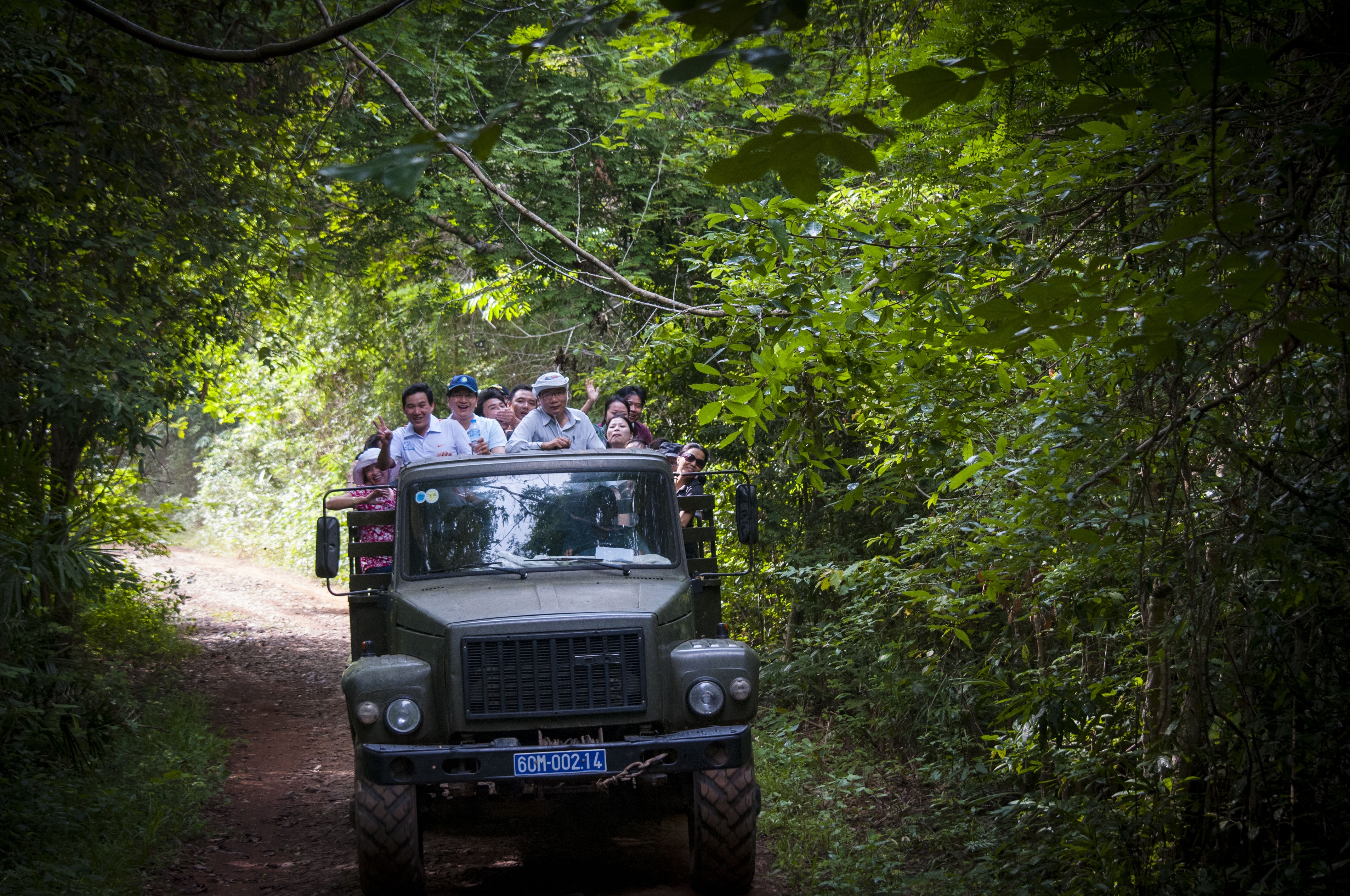 Xe chuyên dụng, đây là một trong những chiếc xe sẽ chở chúng tôi tham quan các điểm trong khu rừng. Có một điều đặc biệt ít ai biết đến là thỉnh thoảng các bác tài sẽ phải dừng lại để dọn quang cây cối trên đường đi vì con đường này các bác đi hằng ngày và cây cối nếu không dọn quang sẽ gây tổn thương cho những người đi trên xe. Thỉnh thoảng đang đi bác tài lại thắng gấp để chỉ cho chúng tôi một con kỳ đà nằm phơi nắng trên đường, hay một con gà rừng lấp ló trong bụi cây bên đường.