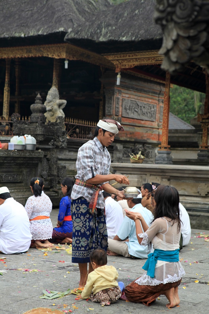 Một cô gái trẻ đang xin lộc để lấy may mắn.