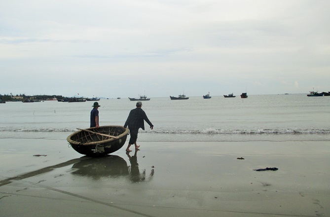 Trên đường tới Bán đảo Sơn Trà - một điểm đến thú vị tiếp theo, bạn nên dừng chân tản bộ quanh bãi biển trải dài trên đường Hoàng Sa để quan sát cuộc sống của ngư dân ở đây.