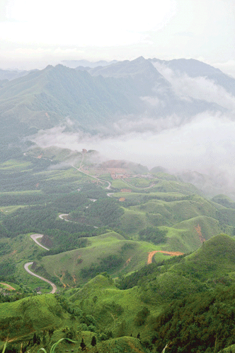  Đỉnh Mẫu Sơn ẩn mình trong mây. 