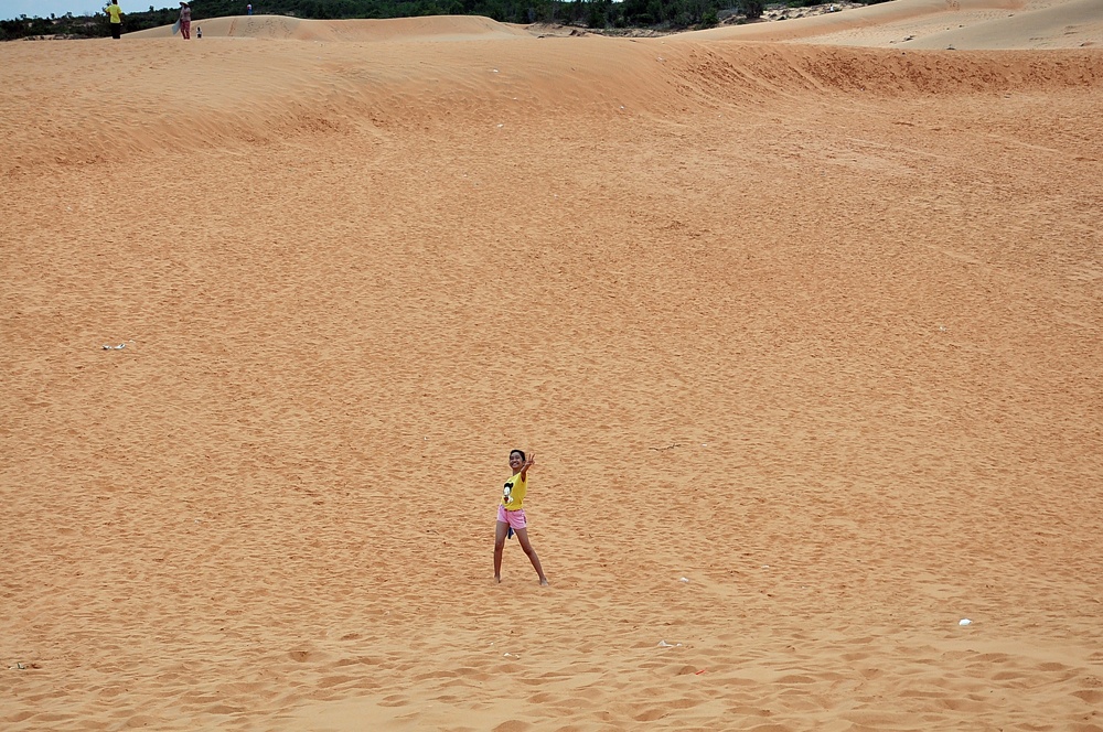 Là một trong số những bãi cát trải dài nhiều cây số và nằm trải dài từ Bình Thuận đến Ninh Thuận, đồi cát bay Mũi Né là địa điểm du lịch không thể bỏ qua của du khách khi ghé thăm xứ sở của thanh long. Với khách du lịch, thời điểm để ngắm đồi cát bay đẹp nhất khi bình minh dần lên và hoàng hôn sắp buông xuống. 