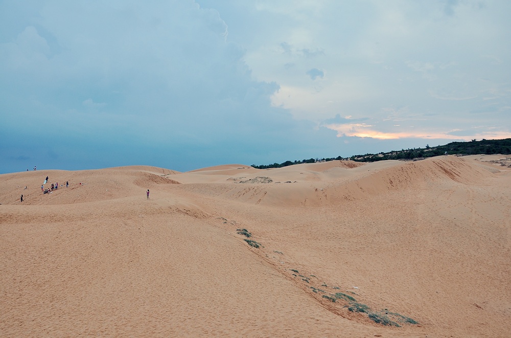 Đây là lúc mặt cát còn khá mát, thích hợp cho nhiều hoạt động vui chơi giải trí. Khi nắng lên cao, ánh mặt trời chiếu rọi sẽ tạo nên không khí oi bức. Nếu ở thời khắc bình minh, khi ánh nắng của ngày mới bắt đầu le lói là lúc cả bãi cát vàng trải dài hàng km óng lên màu vàng thì lúc hoàng hôn, cũng là màu vàng ấy nhưng dường như được tô đậm hơn tạo nên màu vàng đỏ bắt mắt. 