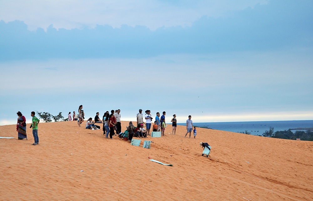 Đúng như tên gọi, đồi cát bay là những bãi cát trải dài với nhiều độ cao khác nhau, từ thoai thoải cho đến cao dần. Những cồn cát không chỉ mang màu vàng, màu đỏ vàng đặc trưng mà còn được tô điểm thêm bằng các gam màu khác như: trắng xám, hồng, đỏ đen, trắng...