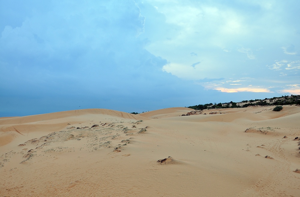 Thường, những đồi cát càng xa càng vắng bóng du khách bởi để chinh phục chúng cần sức khỏe và cả một chút mạo hiểm nếu muốn thử chơi trò trượt cát. Tuy nhiên, điểm thú vị nhất của đồi cát này chính là hình dáng của nó liên tục thay đổi hình dáng nhờ sức gió. 