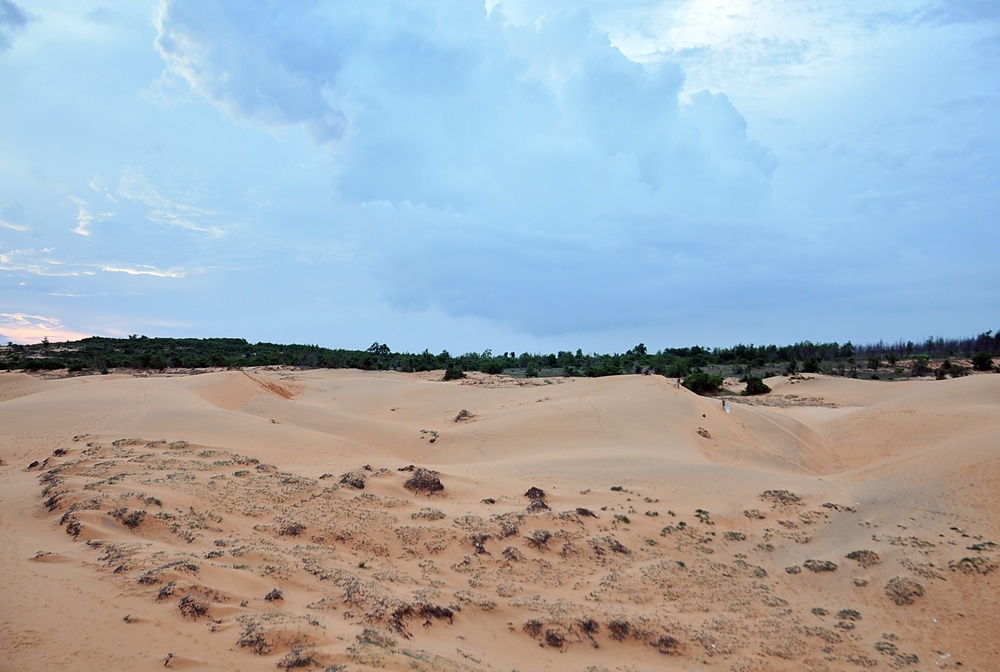 Không chỉ những ngày cuối tuần mà đồi cát bay ở Mũi Né, Phan Thiết ngày nào cũng tấp nập khách đến thăm quan, trong đó có rất nhiều du khách nước ngoài. Trò chơi được ưa thích nhất ở khu vực này là môn trượt cát với những tấm ván trượt bằng nhựa mỏng, một đầu được cột hai sợi dây dù dùng để giữ tay, tạo thế thăng bằng.