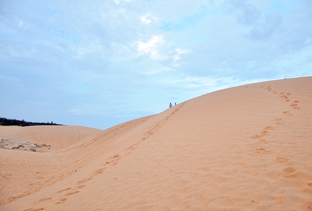 Khi ánh nắng cuối ngày tắt hẳn, du khách lục tục kéo nhau ra về. Những đồi cát tịnh không một bóng người nhưng còn lại đó hàng nghìn dấu chân in hằn. 