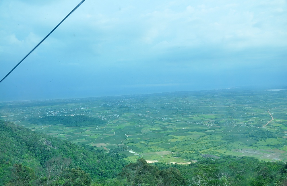 Từ đỉnh Tà Cú nhìn xuống.