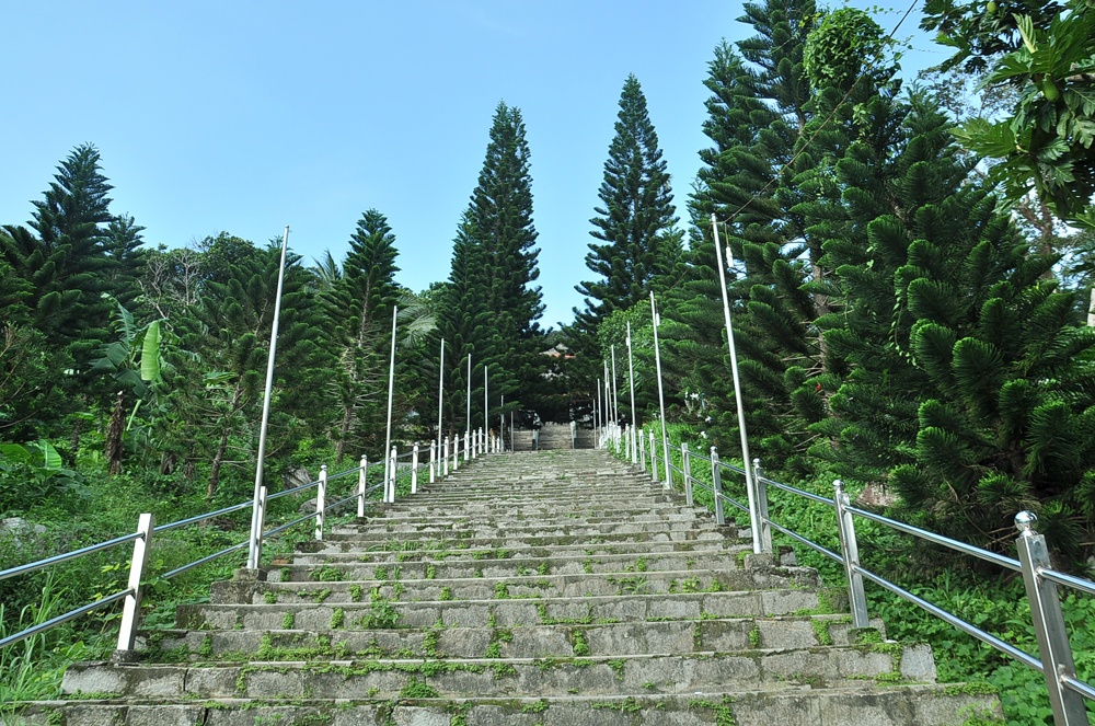 Từ thành phố Phan Thiết, chúng tôi đến với Tà Cú (thuộc thị trấn Thuận Nam, huyện Hàm Thuận Nam, Bình Thuận) khi trời đã chuyển chiều, hoàng hôn đã sầm sập buông xuống. Nhìn từ xa, mái ngói đỏ tươi của chùa núi Tà Cú (vẫn được người địa phương quen gọi là Chùa Núi) nổi bật trên nền rừng xanh. Chùa nằm giữa lưng chừng núi, ở độ cao hơn 400m – là một danh thắng cấp quốc gia nổi tiếng. 