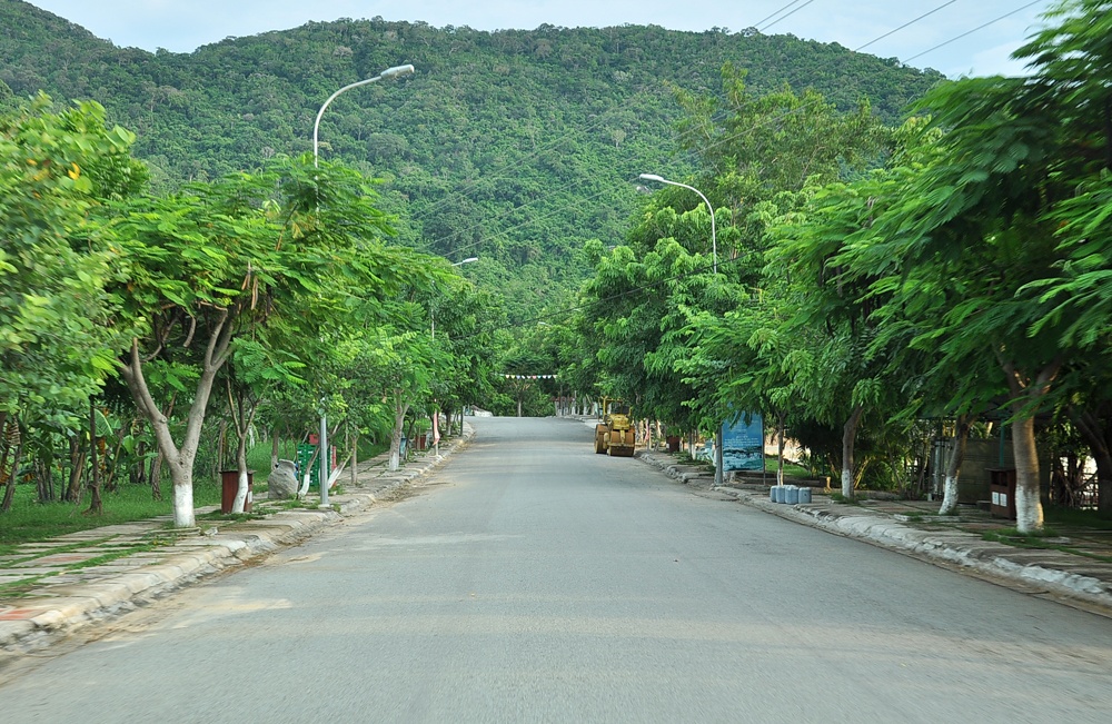 Con đường khang trang dẫn lên núi Tà Cú.