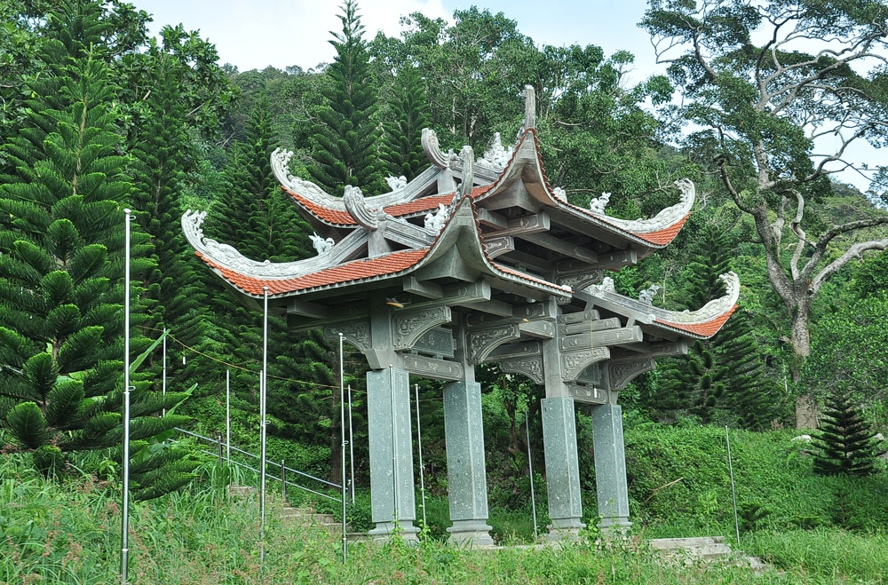 Nơi đây, là một quần thể trong đó chùa Dưới (hay còn gọi là chùa Long Đoàn) và chùa Trên là Linh Sơn Trường Thọ từng gắn liền với một sự kiện lịch sử dưới triều vua Tự Đức. Hiện Linh Sơn Trường Thọ đang trong quá trình trùng tu nhưng cảnh sắc chùa vẫn đầy trang nghiêm, bề thế mà tĩnh mịch. Tại đây có bức tượng Phật Thích Ca nhập Niết Bàn dài 49 m, cao 7 m, do ông Trương Định Ý chủ trì, được đúc bằng bê tông cốt thép trong đợt trùng tu năm 1963.  